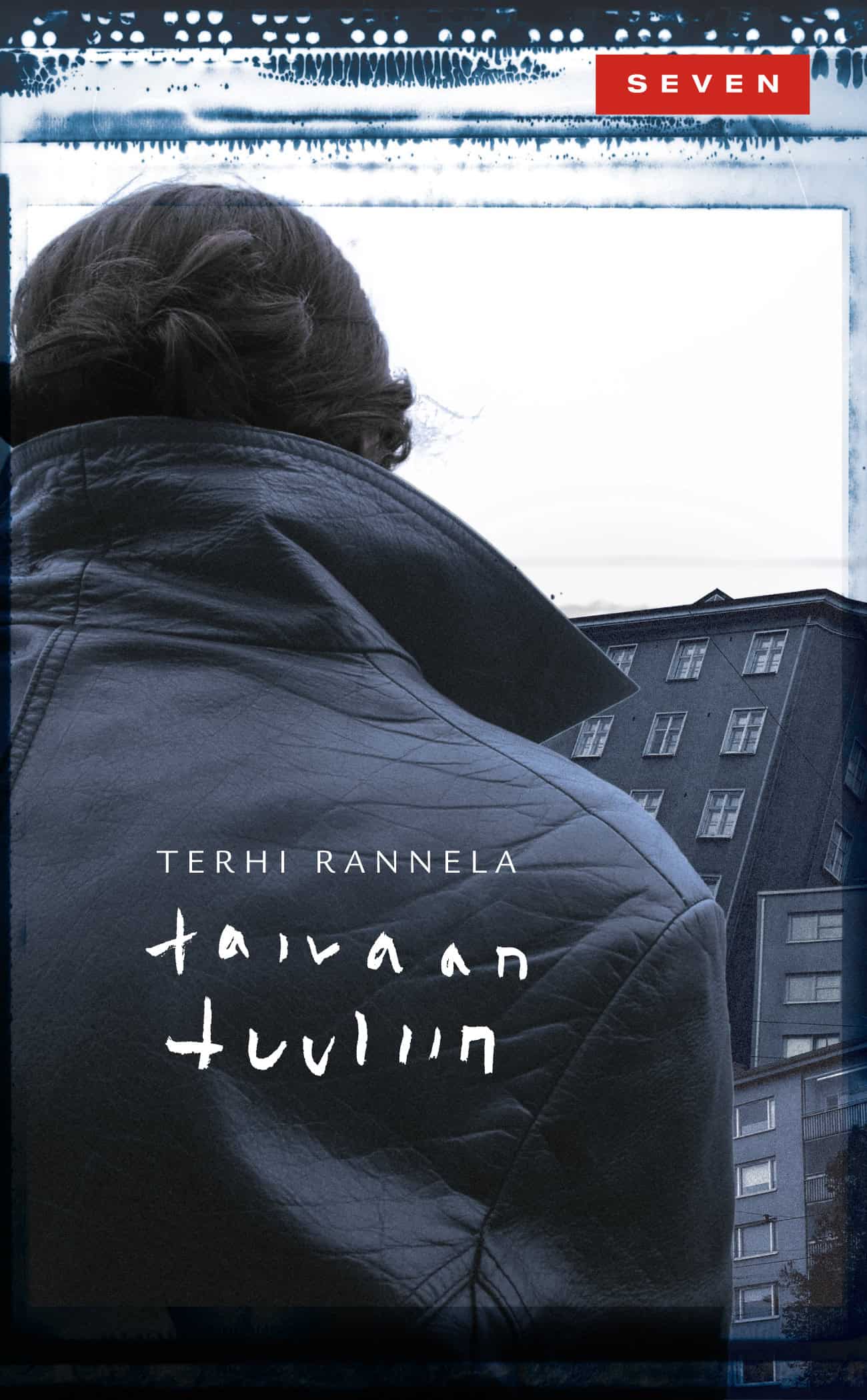 Taivaan tuuliin -kirjan kannessa on takaapäin kuvattu mustaan nahkatakkiin pukeutunut mustahiuksinen ihminen.